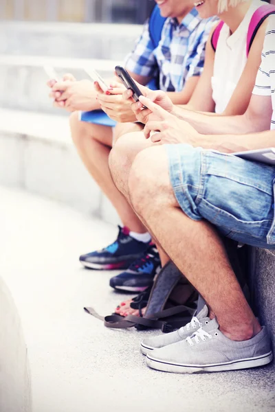Studenti a jejich Smartphone — Stock fotografie