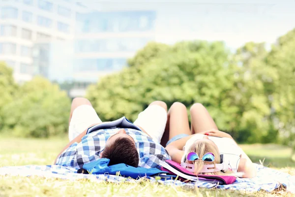 Giovane coppia a riposo nel parco — Foto Stock