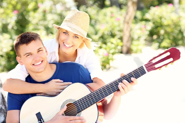 Casal alegre e guitarra — Fotografia de Stock