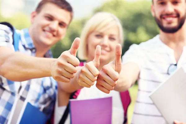 Studentgruppe som viser ok-skilt – stockfoto