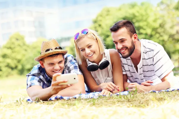 Studenti s selfie v parku — Stock fotografie