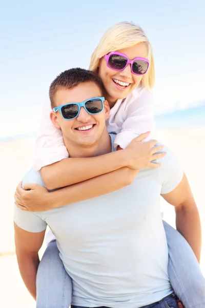Счастливая пара веселится на пляже — стоковое фото