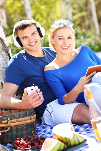 Pareja joven relajándose en la playa — Foto de Stock