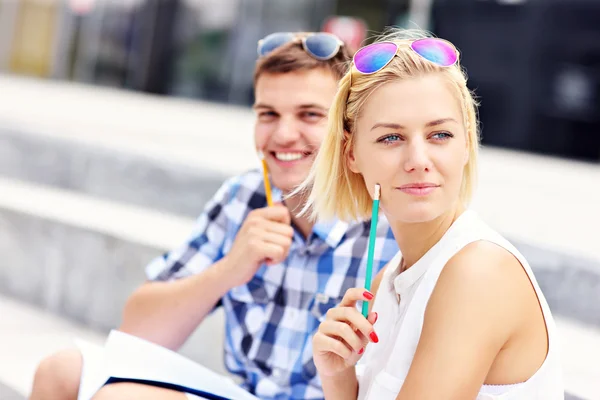 Gelukkig studenten op de campus — Stockfoto