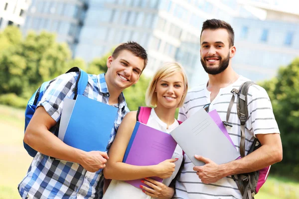 Étudiants joyeux traînant dans le parc — Photo