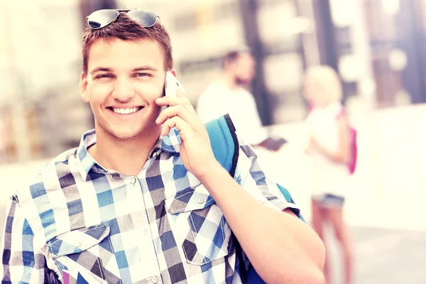 Glad student prata i telefon — Stockfoto