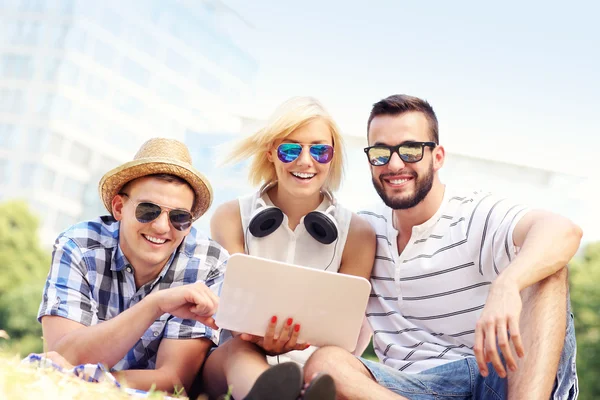 Group of happy students learning in the park — Stock Photo, Image