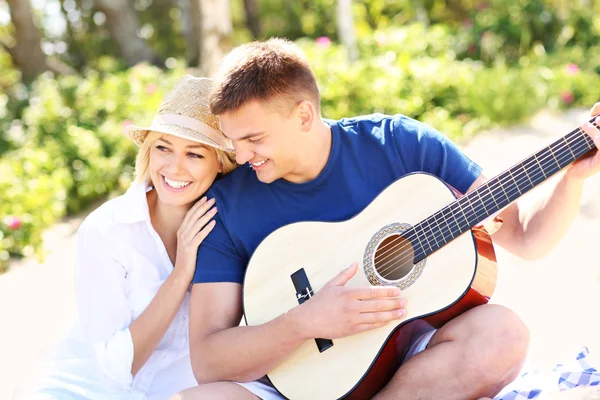 Casal romântico e guitarra na praia — Fotografia de Stock