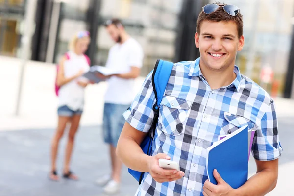 Kjekk student med smarttelefon – stockfoto