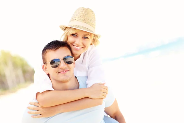 Pareja romántica abrazándose en la playa —  Fotos de Stock