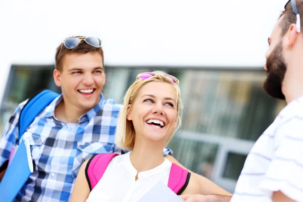 Freundeskreis im Gespräch auf dem Campus — Stockfoto