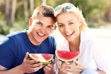 Mutlu çift sahilde karpuz ile