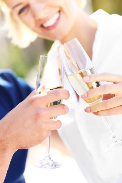 Glasses of champagne at the beach — Stock Photo, Image