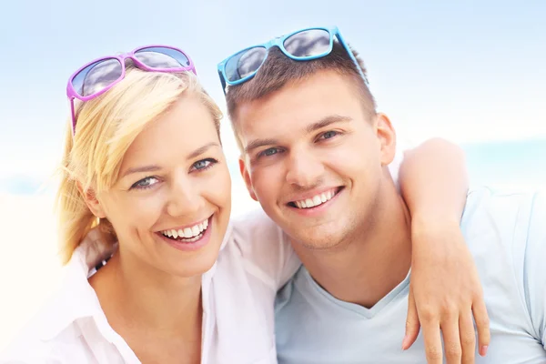 Pareja feliz en la playa — Foto de Stock