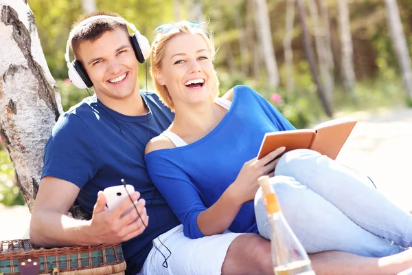 Pareja feliz relajándose en la playa — Foto de Stock