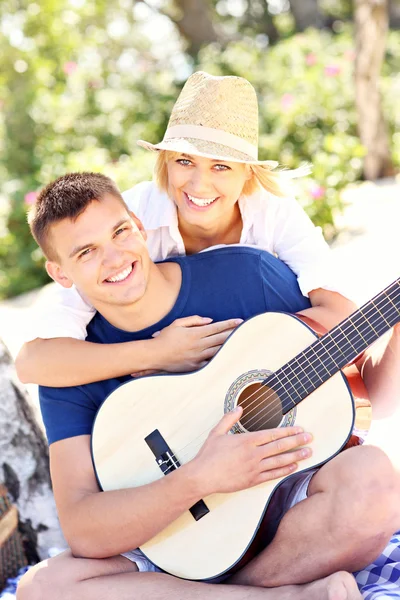 Pareja feliz y guitarra — Foto de Stock