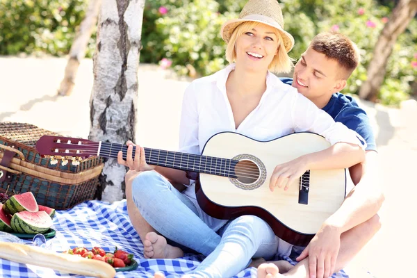 Vuxna par och gitarr — Stockfoto