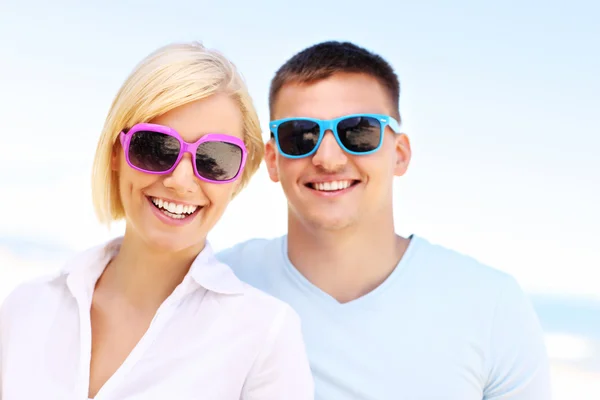 Pareja feliz en la playa — Foto de Stock