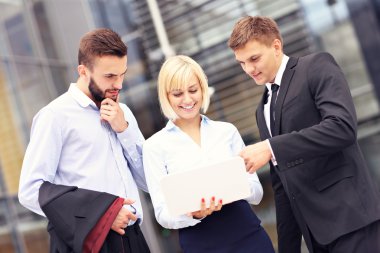 Grup dışında modern Binası c ile ayakta iş adamları