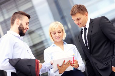 Grup iş adamları modern bina dışında