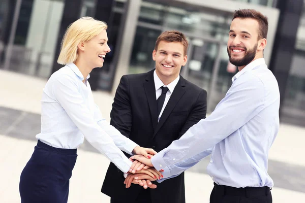Business team outside modern building — Stock Photo, Image