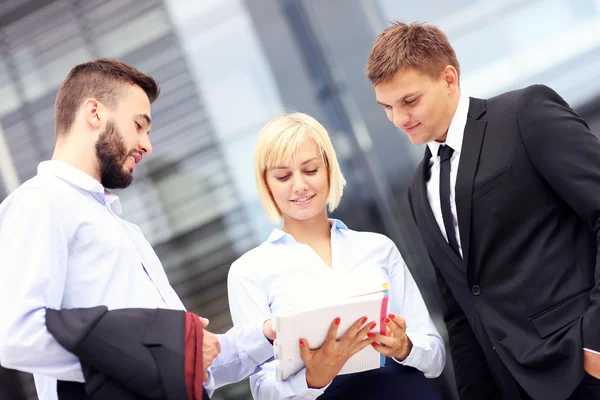 Group of business people outside modern building — Stock Photo, Image