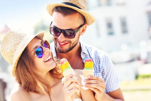 Hermosa pareja comiendo helado en la ciudad — Foto de Stock