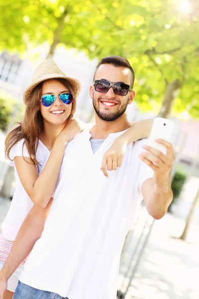 Romantisches Paar macht Selfie im Park — Stockfoto