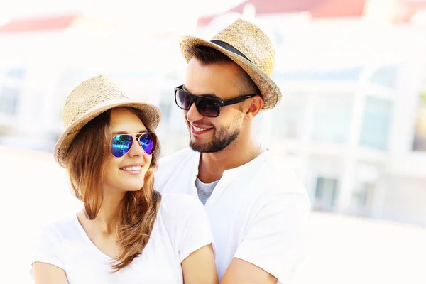 Pareja juguetona en la ciudad — Foto de Stock