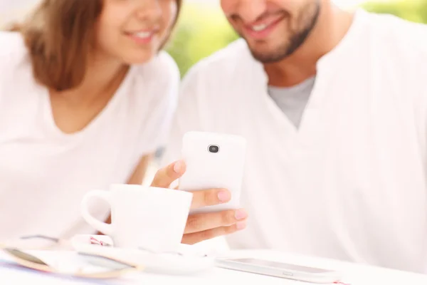Молодая пара и смартфон — стоковое фото