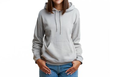 Gri kapüşonlu genç kadın izole edilmiş.