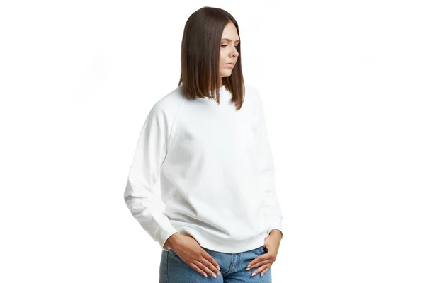 Mujer joven en blusa blanca aislada — Foto de Stock