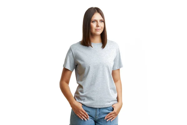 Mladá žena v šedé košili izolované — Stock fotografie