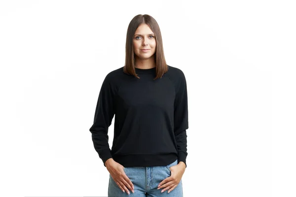 Jovem mulher de blusa preta isolada — Fotografia de Stock