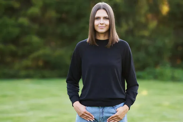 Mujer joven en blusa negra — Foto de Stock