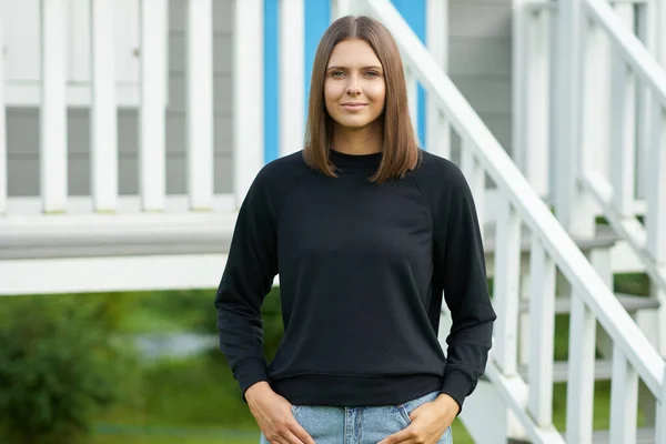 Jonge vrouw in zwarte blouse — Stockfoto