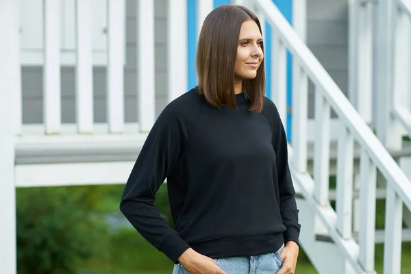 Jonge vrouw in zwarte blouse — Stockfoto