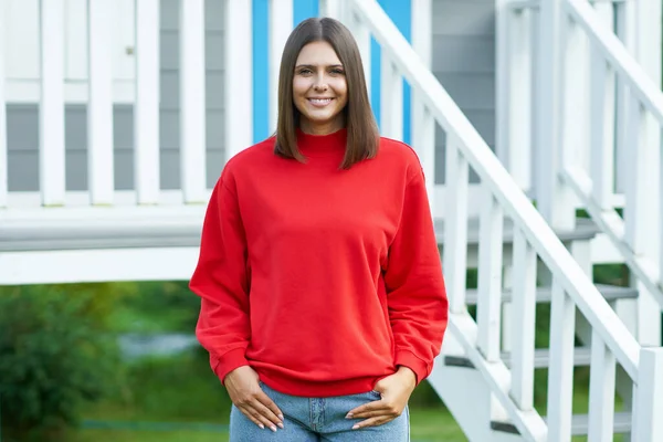 Wanita muda dengan blus merah — Stok Foto