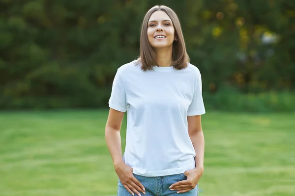 Giovane donna in camicia grigia — Foto Stock