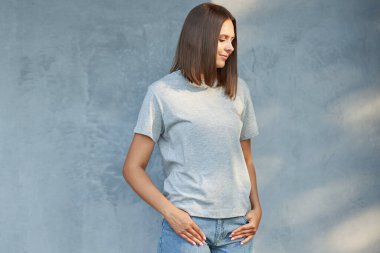 Gri gömlekli genç bayan.