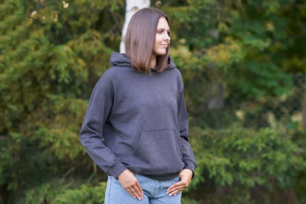 Mujer joven con capucha gris. —  Fotos de Stock