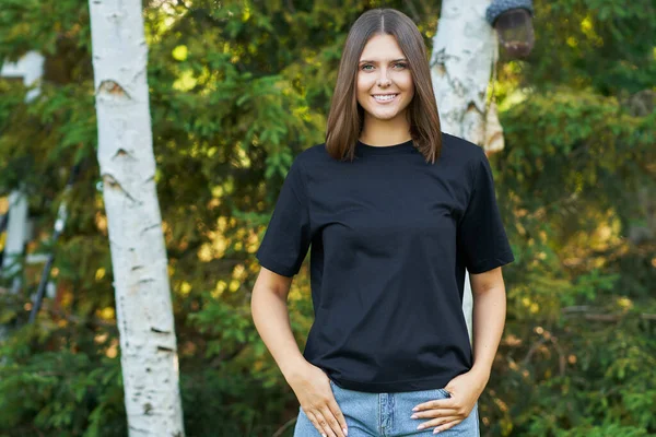 Mujer joven con camisa negra —  Fotos de Stock