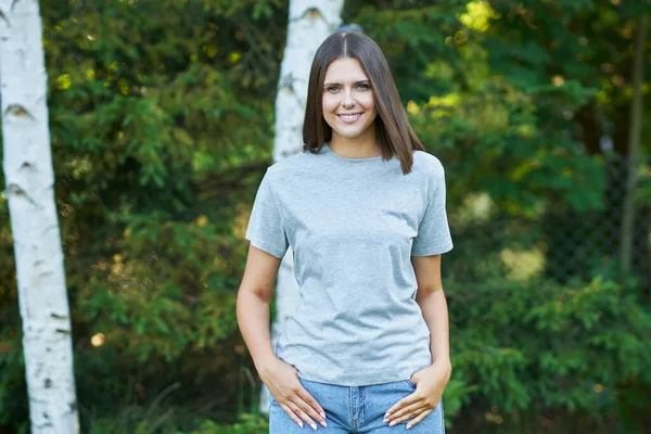 Jovem mulher de camisa cinza — Fotografia de Stock