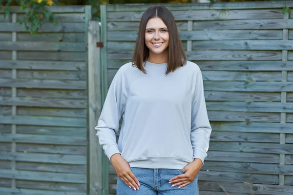 Junge Frau in grauer Bluse — Stockfoto