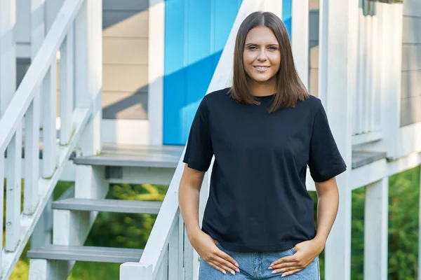 Jovem mulher em camisa preta — Fotografia de Stock