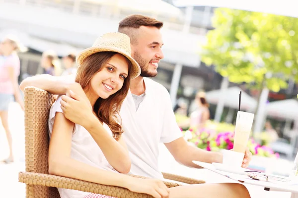 Pareja feliz tomando café en un café — Foto de Stock