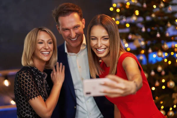 Amigos de negócios celebrando a festa de Natal tirando selfie — Fotografia de Stock