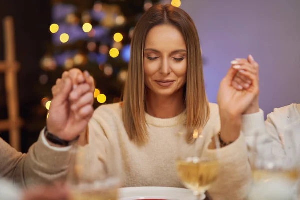 Vrienden bidden voor kerstdiner — Stockfoto