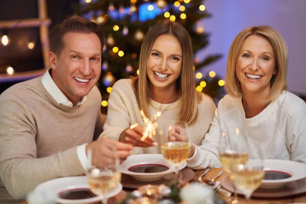 Barátok ünnepli karácsonyi party gazdaság csillagszórók — Stock Fotó