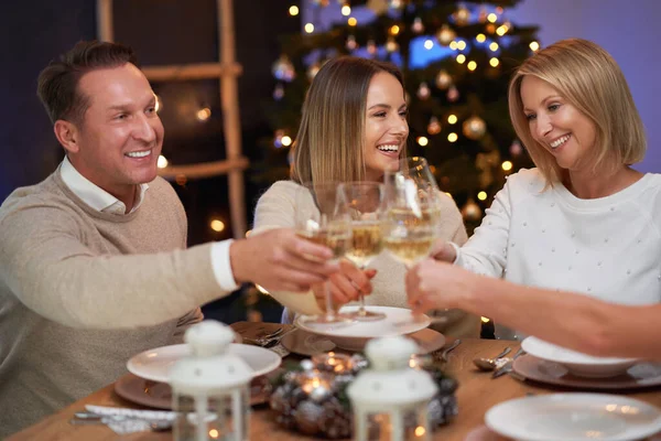 Barátok ünnepli karácsonyi party tartó bor — Stock Fotó